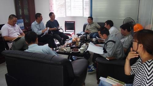 局總工程師汪輝德、辦公室主任溫慶生參加水洛河公司在施工現場組織召開的固滴項目生產調研會及全體職工大會