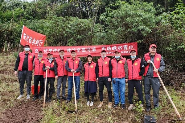 唐驚濤帶隊(duì)參加“包山頭”植樹履責(zé)現(xiàn)場(chǎng)撫育管護(hù)勞動(dòng)